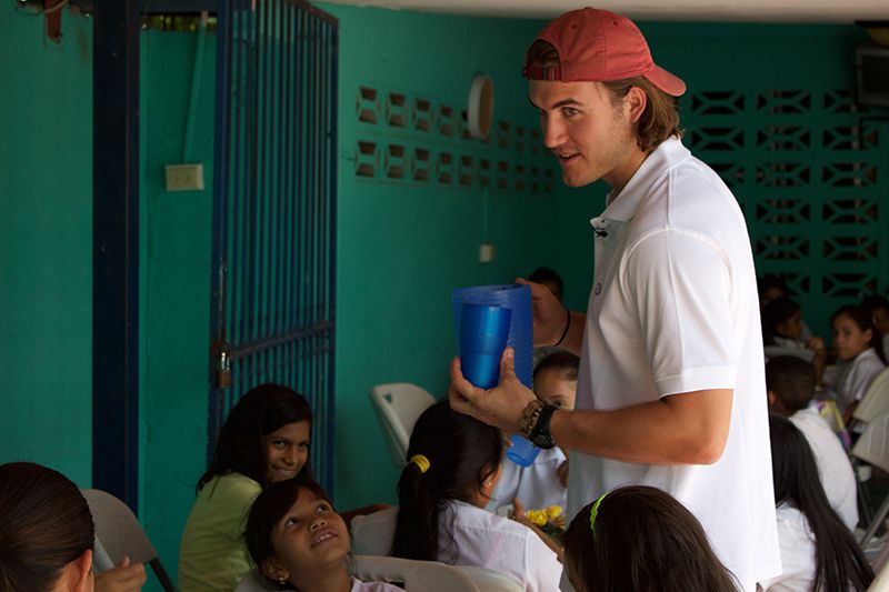 A student is serving pure water to schoolchildren in Panama.