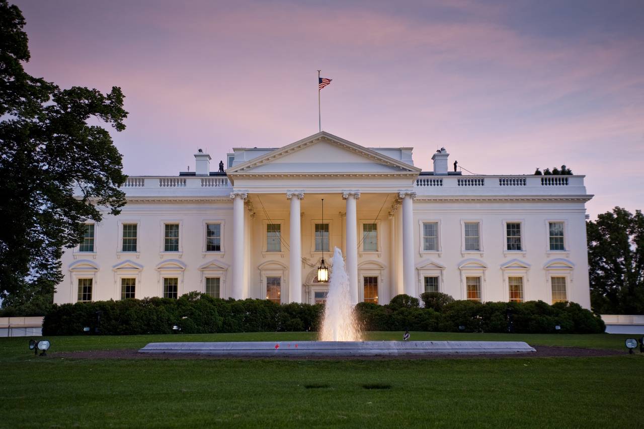 picture of White House at sunset